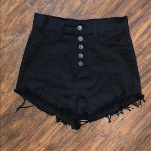 High waisted Shorts with frayed bottom